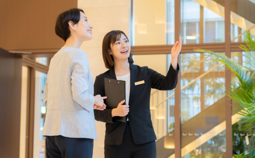 ホテル　案内　女性
