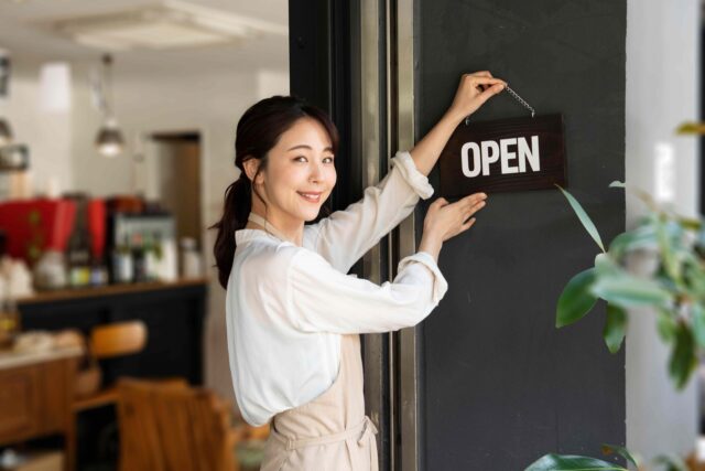 女性　カフェ　店員
